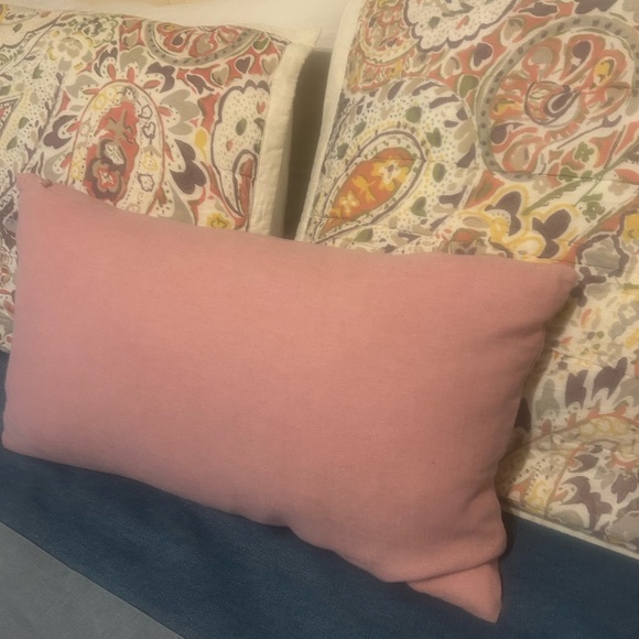 Pink throw pillow - Picture 2 of 9